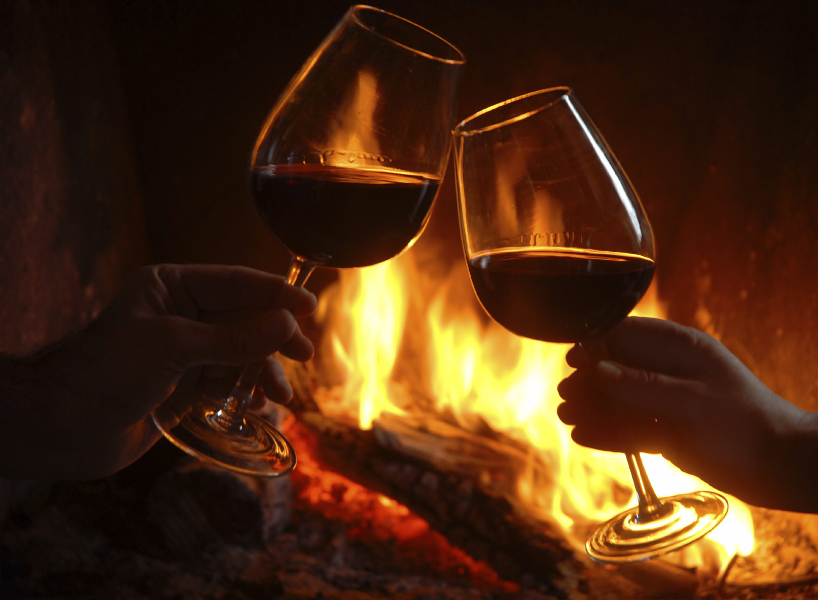 Песня на столе коньяк и свечи догорают. Камин вино. Вечер камин вино. Камин вино романтика. Бокал вина у камина.